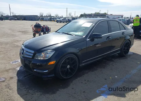 2013 Mercedes-Benz C 250 Sport z USA, uszkodzony, nr VIN WDDGF4HB7DA806370